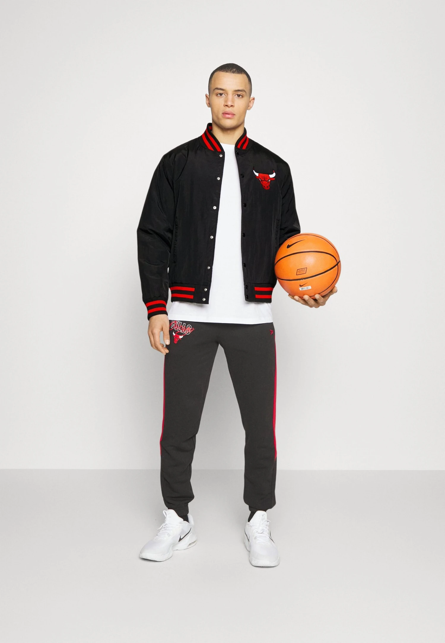 NEW ERA Nba Chicago Bulls Script - Outdoor Jacket - Black 2 NEW ERA Nba Chicago Bulls Script - Outdoor Jacket - Black - Image 2