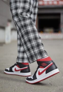 Air Jordan 1 Mid - High-Top Trainers - White/Gym Red/Black -Clothing Sale Store 1a45407aff6b4e4eae2685c43fa4c5e9