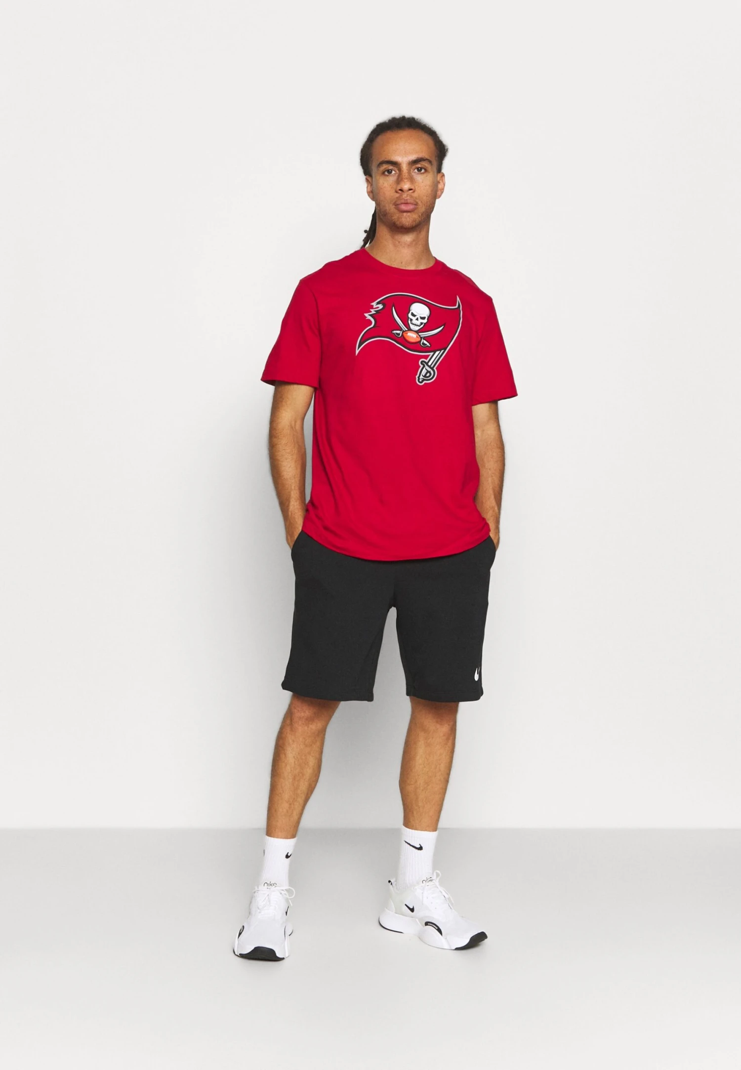 Nike Performance Nfl Tampa Bay Buccaneersnike Logo Essential - Club Wear - Gym Red 2 Nike Performance Nfl Tampa Bay Buccaneersnike Logo Essential - Club Wear - Gym Red - Image 2