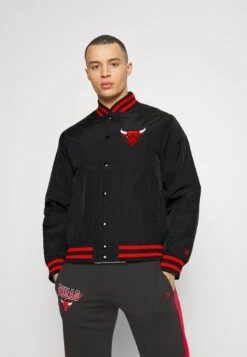NEW ERA Nba Chicago Bulls Script - Outdoor Jacket - Black 8 NEW ERA Nba Chicago Bulls Script - Outdoor Jacket - Black -Clothing Sale Store 8387992e36d24fdd911b8dbf7e1588cd