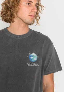 BDG Urban Outfitters Path Of Discovery Tee Unisex - Print T-Shirt - Charcoal 9 BDG Urban Outfitters Path Of Discovery Tee Unisex - Print T-Shirt - Charcoal -Clothing Sale Store d1522a523c1346cf891f9b81366a717f