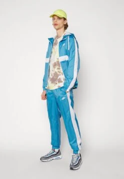 Nike Sportswear Club Suit - Tracksuit - Dutch Blue/White -Clothing Sale Store dc359f55537941d08fdb4037dff526c2
